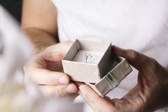結婚記念に指輪のプレゼント